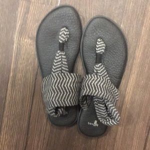Sanuk yoga sandals 9/10